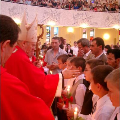 4 mai 2006: Administrarea Mirului în Parohia "Adormirea Maicii Domnului" Iaşi