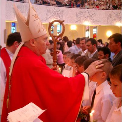 4 mai 2006: Administrarea Mirului în Parohia "Adormirea Maicii Domnului" Iaşi
