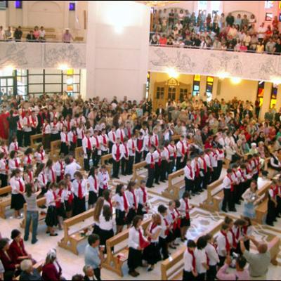 4 mai 2006: Administrarea Mirului în Parohia "Adormirea Maicii Domnului" Iaşi