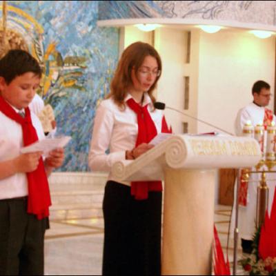 4 mai 2006: Administrarea Mirului în Parohia "Adormirea Maicii Domnului" Iaşi