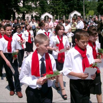 4 mai 2006: Administrarea Mirului în Parohia "Adormirea Maicii Domnului" Iaşi