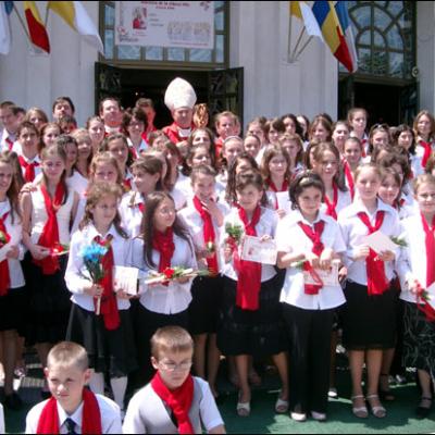4 mai 2006: Administrarea Mirului în Parohia "Adormirea Maicii Domnului" Iaşi