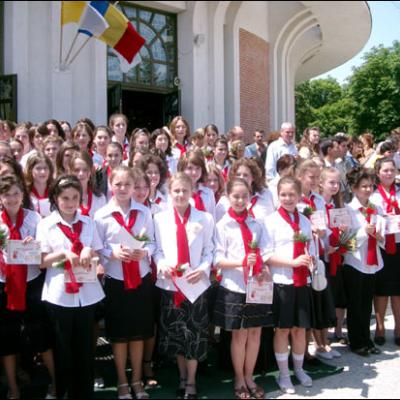4 mai 2006: Administrarea Mirului în Parohia "Adormirea Maicii Domnului" Iaşi