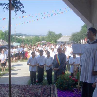 29 iulie 2006: Administrarea Mirului în Parohia Băluşeşti pentru 101 candidaţi