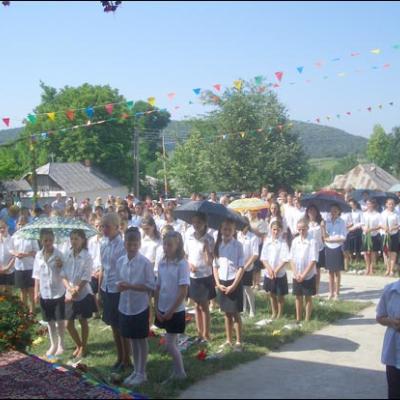 29 iulie 2006: Administrarea Mirului în Parohia Băluşeşti pentru 101 candidaţi