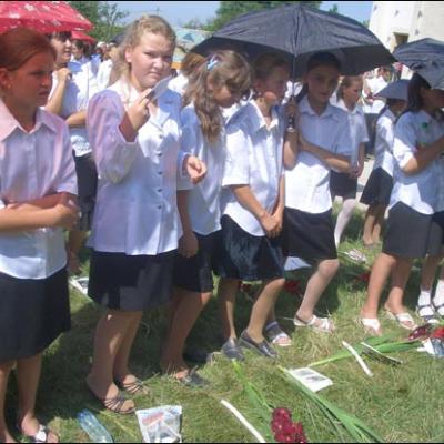 29 iulie 2006: Administrarea Mirului în Parohia Băluşeşti pentru 101 candidaţi