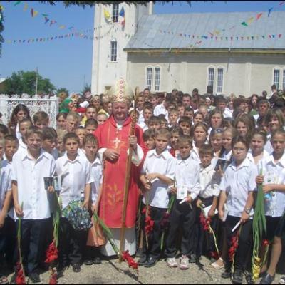29 iulie 2006: Administrarea Mirului în Parohia Băluşeşti pentru 101 candidaţi