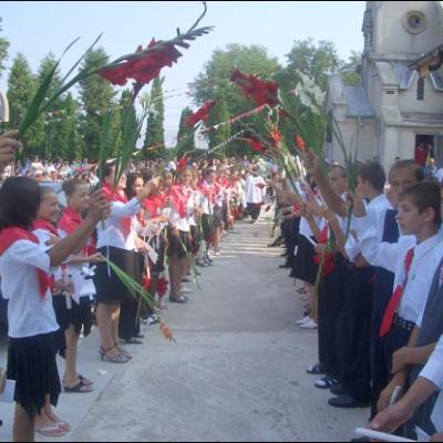 30 iulie 2006: Administrarea Mirului în Parohia Teţcani pentru 74 de candidaţi
