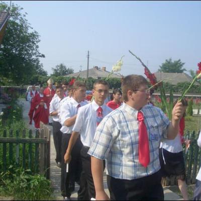 30 iulie 2006: Administrarea Mirului în Parohia Teţcani pentru 74 de candidaţi