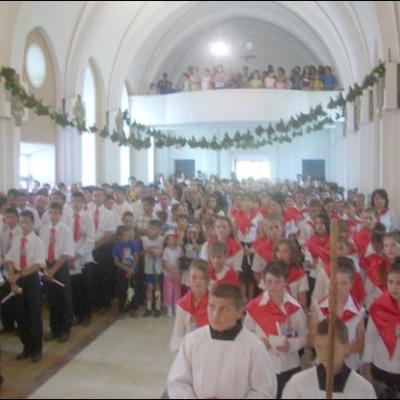 30 iulie 2006: Administrarea Mirului în Parohia Teţcani pentru 74 de candidaţi