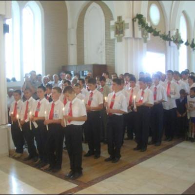 30 iulie 2006: Administrarea Mirului în Parohia Teţcani pentru 74 de candidaţi