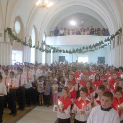 30 iulie 2006: Administrarea Mirului în Parohia Teţcani pentru 74 de candidaţi