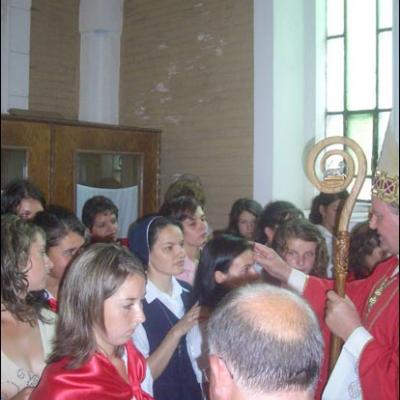 30 iulie 2006: Administrarea Mirului în Parohia Teţcani pentru 74 de candidaţi