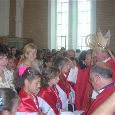 30 iulie 2006: Administrarea Mirului în Parohia Teţcani pentru 74 de candidaţi
