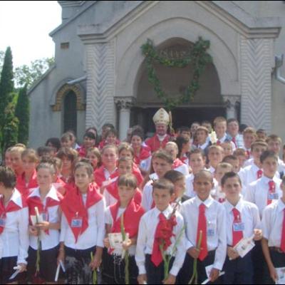 30 iulie 2006: Administrarea Mirului în Parohia Teţcani pentru 74 de candidaţi