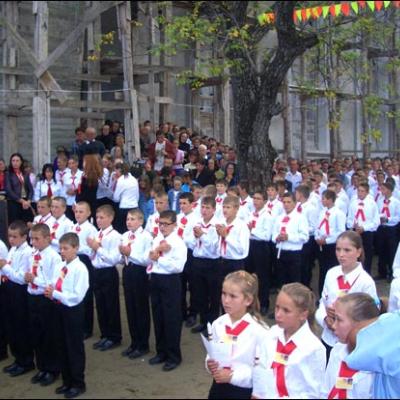 16 septembrie 2006: Administrarea Mirului în Parohia Satu Nou (BC)