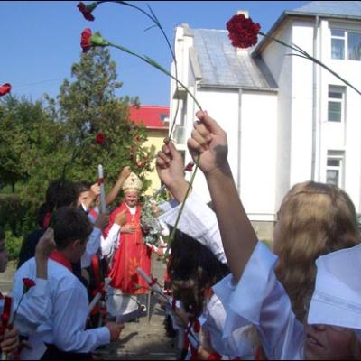 24 septembrie: Administrarea Mirului în Parohia Botoşani pentru 45 de candidaţi