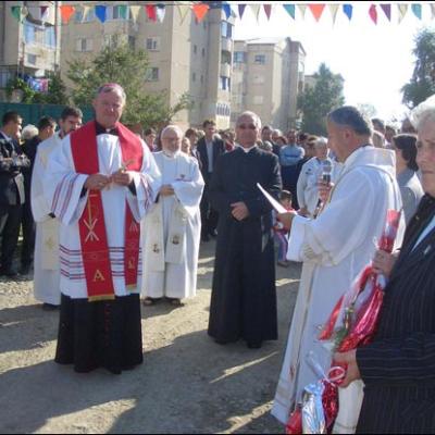1 octombrie 2006: Oneşti: Înfiinţarea Parohiei "Sf. Tereza a Pruncului Isus" şi instalarea parohului Anton Ion