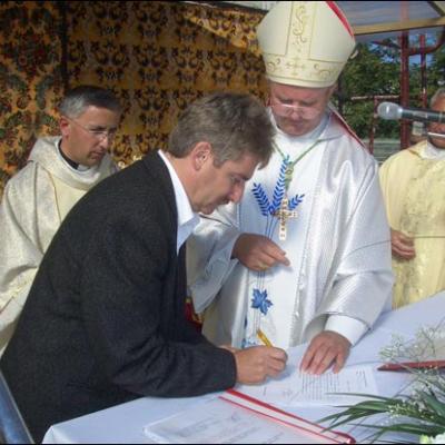 1 octombrie 2006: Oneşti: Înfiinţarea Parohiei "Sf. Tereza a Pruncului Isus" şi instalarea parohului Anton Ion