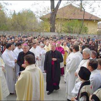 29 octombrie 2006: Roman: Consacrarea altarului şi sfinţirea bisericii "Fericitul Ieremia"