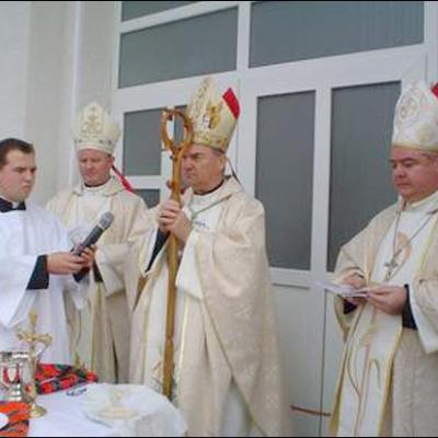 29 octombrie 2006: Roman: Consacrarea altarului şi sfinţirea bisericii "Fericitul Ieremia"