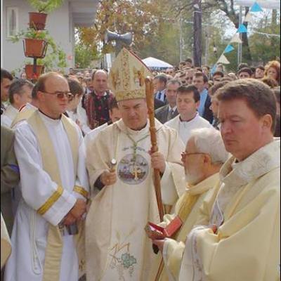 29 octombrie 2006: Roman: Consacrarea altarului şi sfinţirea bisericii "Fericitul Ieremia"