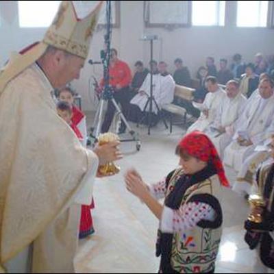 29 octombrie 2006: Roman: Consacrarea altarului şi sfinţirea bisericii "Fericitul Ieremia"
