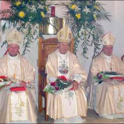 29 octombrie 2006: Roman: Consacrarea altarului şi sfinţirea bisericii "Fericitul Ieremia"