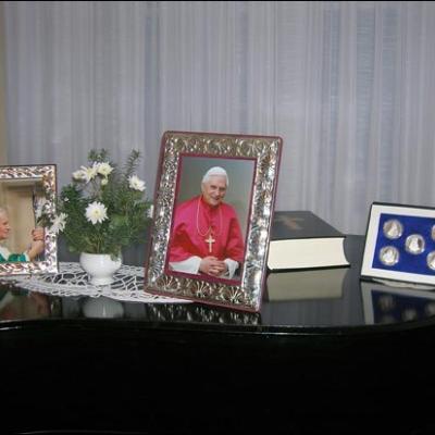 11 decembrie 2006: Bucureşti (Nunţiatura apostolică): Lansarea cărţii "Un buchet de laude pentru papa Ioan Paul al II-lea"