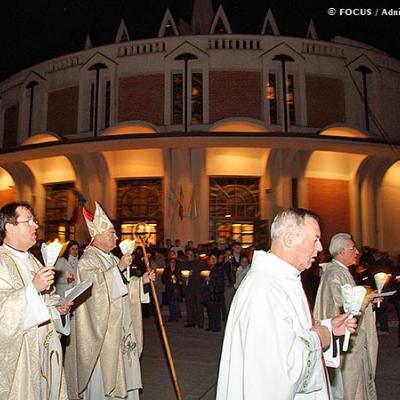 8 aprilie 2007: Iaşi: Liturghia din noaptea Învierii (FOCUS)