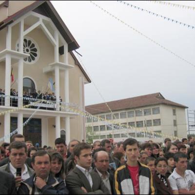 29 aprilie 2007: Roman: Consacrarea altarului şi sfinţirea bisericii "Isus, Bunul Pastor"