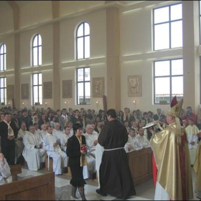 29 aprilie 2007: Roman: Consacrarea altarului şi sfinţirea bisericii "Isus, Bunul Pastor"