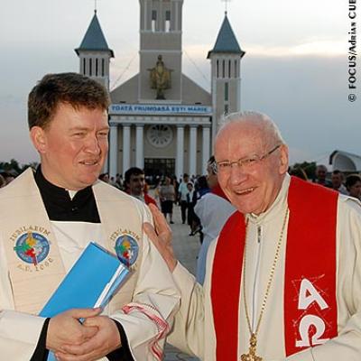 28 mai 2007: Săbăoani: Sfinţirea unei grote dedicate Maicii Domnului (foto: FOCUS)