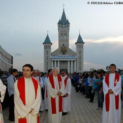 28 mai 2007: Săbăoani: Sfinţirea unei grote dedicate Maicii Domnului (foto: FOCUS)