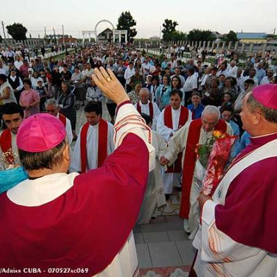28 mai 2007: Săbăoani: Sfinţirea unei grote dedicate Maicii Domnului (foto: FOCUS)