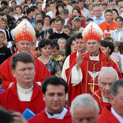 28 mai 2007: Săbăoani: Sfinţirea unei grote dedicate Maicii Domnului (foto: FOCUS)