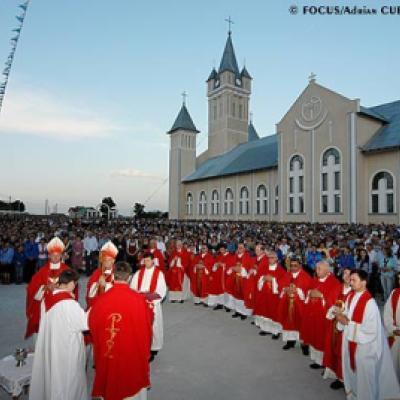 28 mai 2007: Săbăoani: Sfinţirea unei grote dedicate Maicii Domnului (foto: FOCUS)