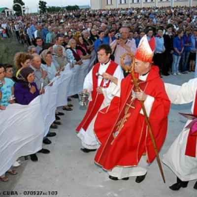 28 mai 2007: Săbăoani: Sfinţirea unei grote dedicate Maicii Domnului (foto: FOCUS)