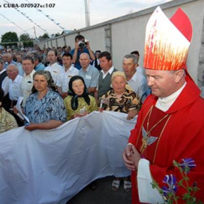 28 mai 2007: Săbăoani: Sfinţirea unei grote dedicate Maicii Domnului (foto: FOCUS)