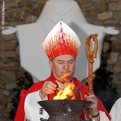 28 mai 2007: Săbăoani: Sfinţirea unei grote dedicate Maicii Domnului (foto: FOCUS)