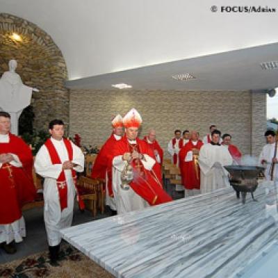 28 mai 2007: Săbăoani: Sfinţirea unei grote dedicate Maicii Domnului (foto: FOCUS)