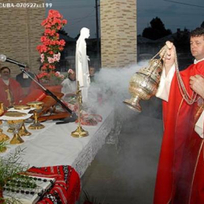 28 mai 2007: Săbăoani: Sfinţirea unei grote dedicate Maicii Domnului (foto: FOCUS)