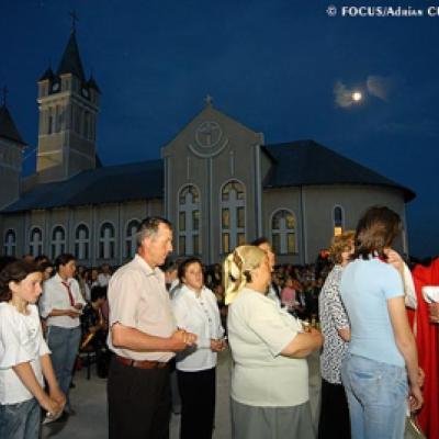 28 mai 2007: Săbăoani: Sfinţirea unei grote dedicate Maicii Domnului (foto: FOCUS)