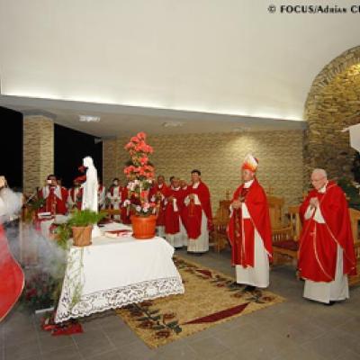 28 mai 2007: Săbăoani: Sfinţirea unei grote dedicate Maicii Domnului (foto: FOCUS)