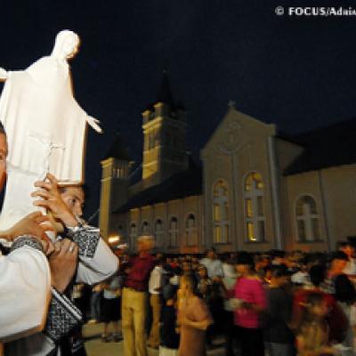 28 mai 2007: Săbăoani: Sfinţirea unei grote dedicate Maicii Domnului (foto: FOCUS)