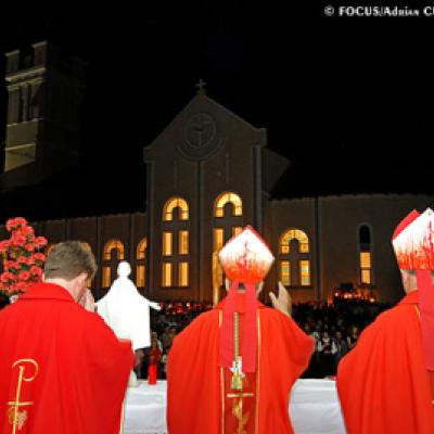 28 mai 2007: Săbăoani: Sfinţirea unei grote dedicate Maicii Domnului (foto: FOCUS)