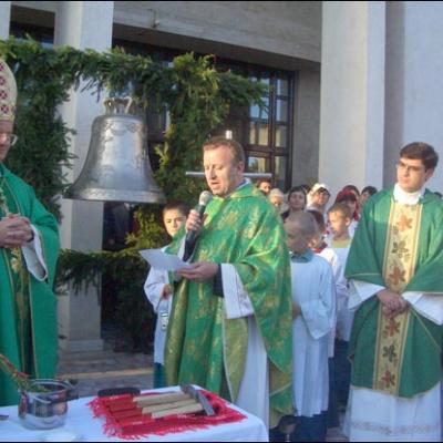 30 septembrie 2007: Bacău: Sfinţire de clopote în Parohia "Sfânta Cruce"