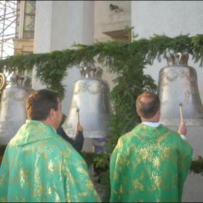 30 septembrie 2007: Bacău: Sfinţire de clopote în Parohia "Sfânta Cruce"