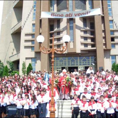25 mai 2008: Administrarea Mirului la 198 de copii din Parohia Bacău - "Sf. Nicolae"