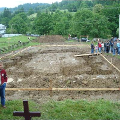 18 iunie 2008: Poiana Micului: Sfinţirea pietrei de temelie a bisericii "Divina Îndurare"